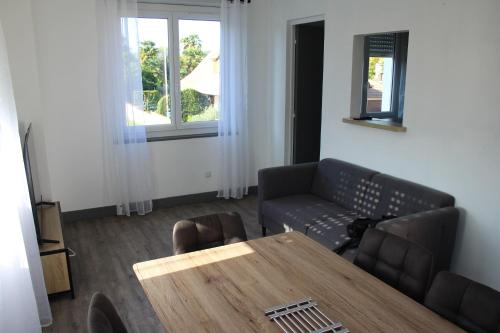 a living room with a couch and a table at Le Nid - 2 Bedrooms - Myra Conciergerie in Gan