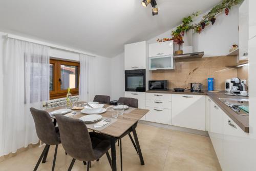 Η κουζίνα ή μικρή κουζίνα στο Apartman Afterglow