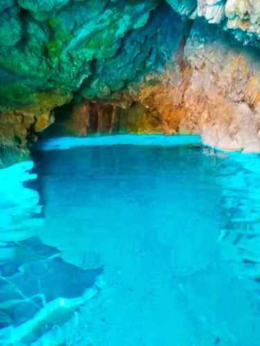 a blue pool of water in a cave at Hostal Casa de las Aguas B&B in Ixmiquilpan