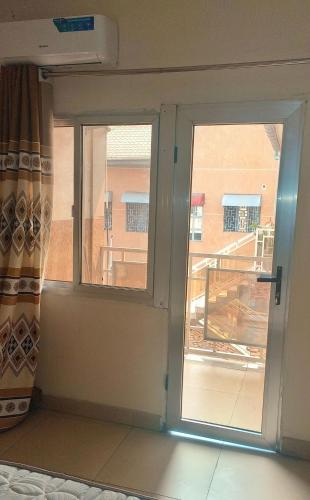 Balkoni atau teres di Modern Family Apartment in Kinshasa