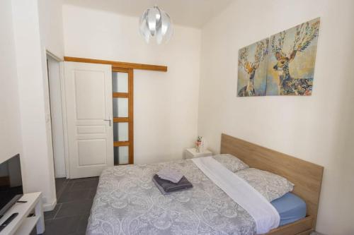 a bedroom with a bed with a hat on it at Superbe appartement à 250 m de la mer in Toulon