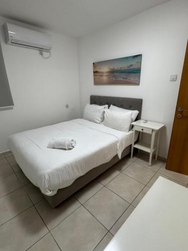 a bedroom with a bed and a nightstand and a bed sidx sidx sidx sidx at מגדלי חי 3 in Eilat