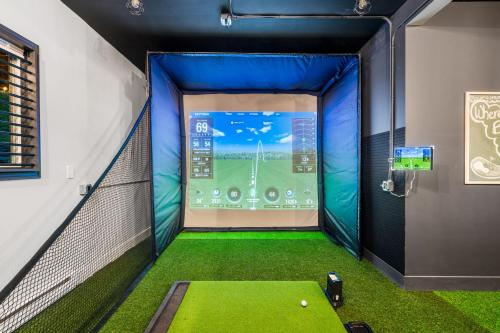 ein Golf-ificialificialificialificialificialificialificialificialificialificialificialificial in der Unterkunft Pocono Speak Easy Hot Tub Golf Simulator 1920 Bar in Mount Zion