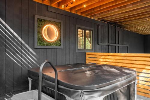 eine Whirlpool-Badewanne auf der Seite eines Hauses in der Unterkunft Pocono Speak Easy Hot Tub Golf Simulator 1920 Bar in Mount Zion