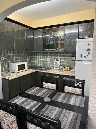 Η κουζίνα ή μικρή κουζίνα στο DEI Stay Apartament Tirana