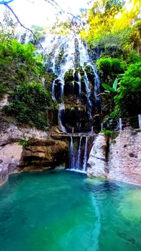 a waterfall in the middle of a pool of water at Departamento amplio en el centro de Ixmiquilpan "Casa de las Aguas" in Ixmiquilpan