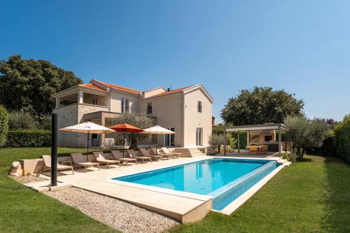 Villa MaK a family Oasis with heated Pool & Nature Views