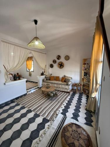 a living room with a checkered floor at Dar Ba à 15 min à pied de la mer in Essaouira