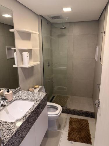 a bathroom with a toilet and a sink and a shower at Apartamento amoblado cerca del aeropuerto Silvio Pettirossi in Asuncion