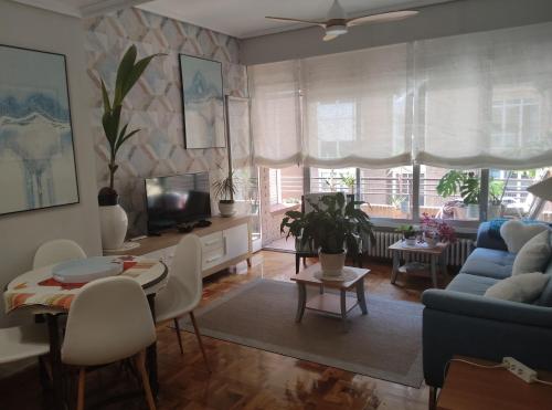 a living room with a blue couch and a table at BIENVENIDOS a CASA PINO CENTRO in Logroño