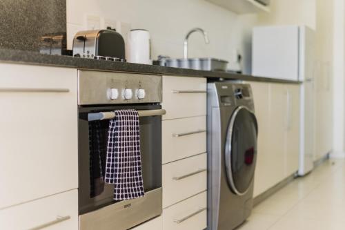 Kuchyň nebo kuchyňský kout v ubytování Modern City Apartment with Table Mountain Views