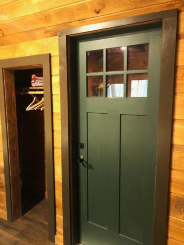 Φωτογραφία από το άλμπουμ του Snowshoe Cabin Retreat - Steps from Lake Clear & Rail Trail σε Lake Clear