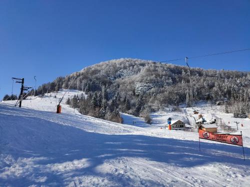 Vue sur la montagne au centre de Bussang v zimě