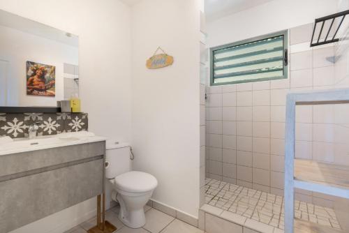 Ένα μπάνιο στο Ava Lodge - Studio dans résidence avec piscine