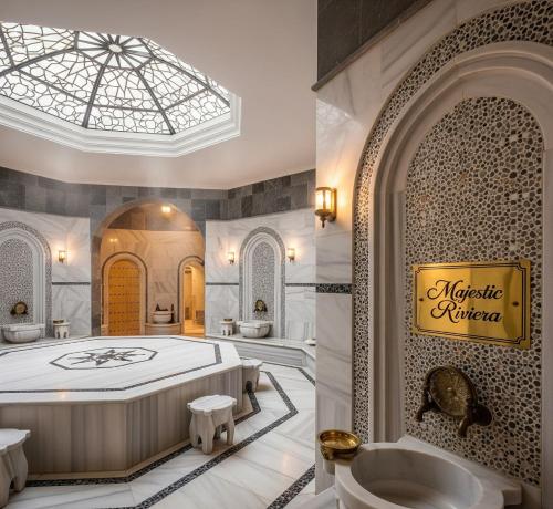 Ένα μπάνιο στο Majestic Rivera Hotel