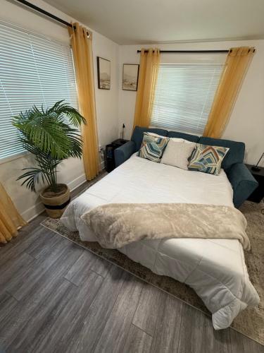 Katil atau katil-katil dalam bilik di Modern 1BR Near DC Quiet Comfort and Fast Commute