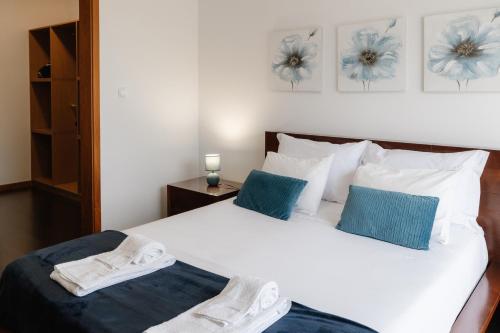 a bedroom with a bed with towels on it at Azores Mountain View in Ribeira Grande