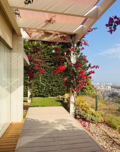 Κήπος έξω από το Luxury House on the Cliff