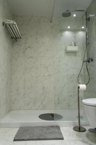 a bathroom with a shower and a toilet at Casa do Sol e Mar in Vila Nova de Gaia