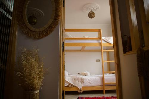 Postel nebo postele na pokoji v ubytování Anza Surf Experience Hostel