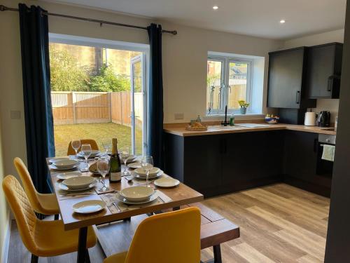 Köök või kööginurk majutusasutuses Cosy 3-Bed Dover, Sleeps 8, EV and Free Parking