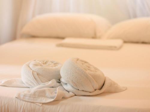 a pile of towels sitting on a bed at Melo Party Hostel Capurgana in Capurganá