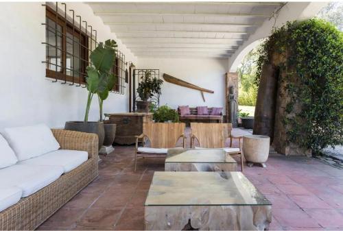 - un salon avec un canapé et des tables dans l'établissement Casa Bali Costa brava, à Palafrugell