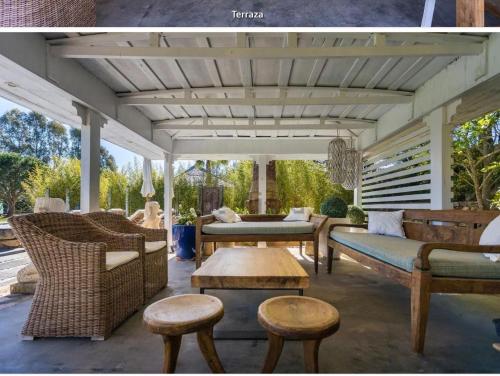 un patio avec des canapés, des chaises et une table dans l'établissement Casa Bali Costa brava, à Palafrugell