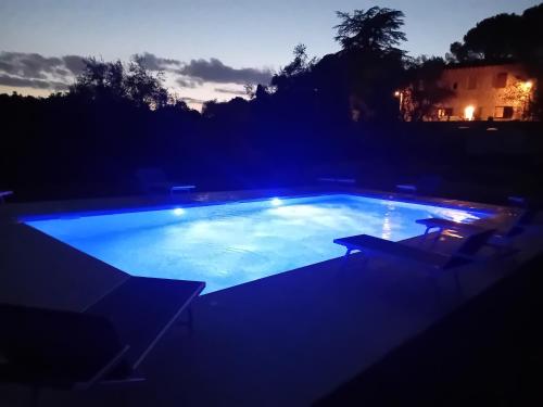 Podere Lucignano Secondo Agriturismoの敷地内または近くにあるプール