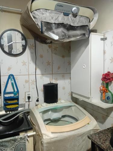 a kitchen with a toilet in a room at Casa Solar da Lua COP30 in Belém