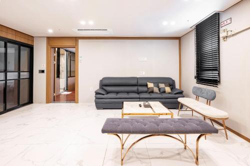 a living room with a couch and a table at 호텔 시그니처 in Yangsan