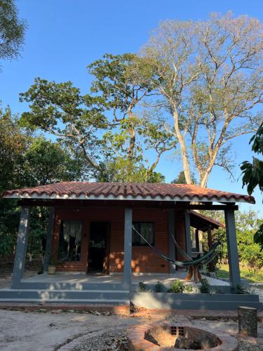 un pequeño edificio con techo de baldosa en Cabaña El Refugio del Jochi, en Buena Vista