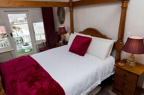 Postel nebo postele na pokoji v ubytování Motel Mayfair on Cavell