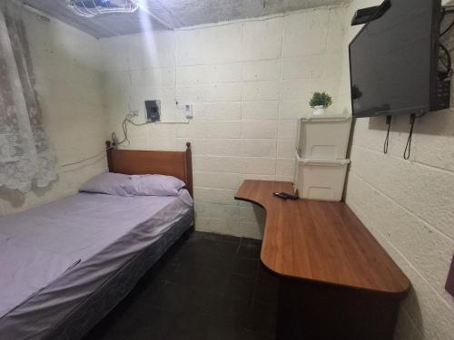 En eller flere senge i et værelse på Backpacker's ROOF