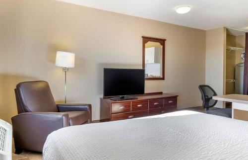Μια τηλεόραση ή/και κέντρο ψυχαγωγίας στο Extended Stay America Suites - Toledo - Holland