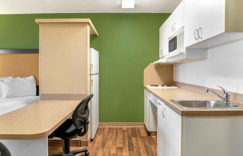 Η κουζίνα ή μικρή κουζίνα στο Extended Stay America Suites - Toledo - Holland