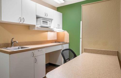 Η κουζίνα ή μικρή κουζίνα στο Extended Stay America Suites - Toledo - Holland