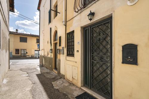an alley with a large door on a building at Ganga House - Mini Loft Moderno-Free Parking in Lastra a Signa