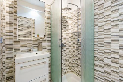 a bathroom with a shower and a toilet and a sink at Ganga House - Mini Loft Moderno-Free Parking in Lastra a Signa