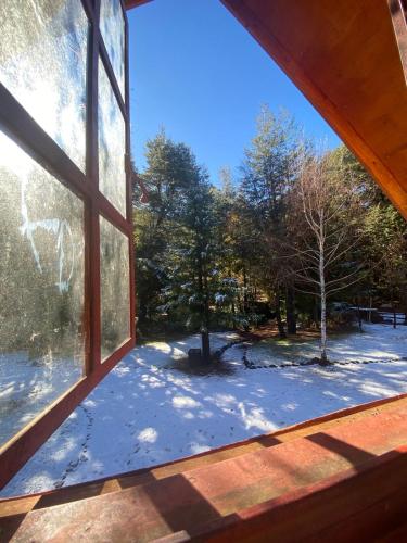 an open window with a view of a yard at Tiny house para dos in Las Trancas