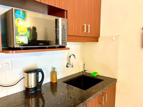 Una cocina o cocineta en Luxury Pool Side Studio With Private Balcony
