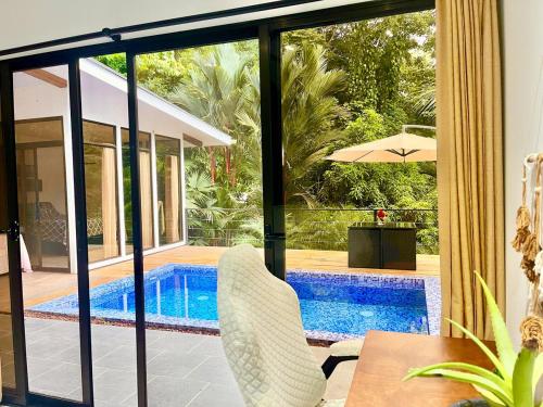 Bazén v ubytování Luxury Jungle Retreat Villas Puerto Viejo Cocles nebo v jeho okolí