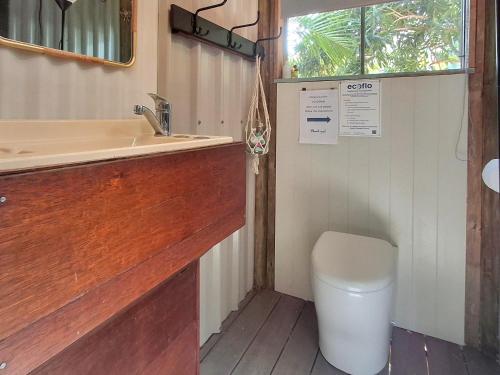 un baño con lavabo e inodoro en Vintage Coral Green, en Nelly Bay