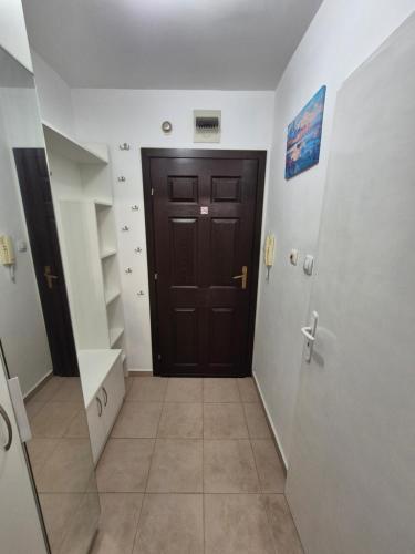 a hallway with a door and a walk in closet at Апартамент за гости Роси in Sinemorets