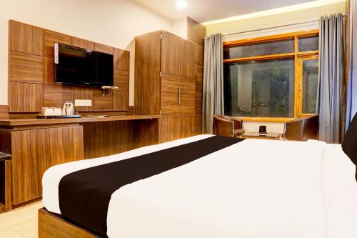 a hotel room with a bed and a television at Super Collection O Alwar Formerly Hotel Ashoka in Alwar