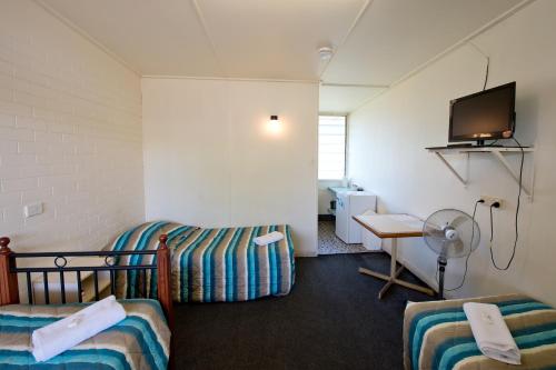 Μια τηλεόραση ή/και κέντρο ψυχαγωγίας στο Lamington Hotel Motel - Detached Motel