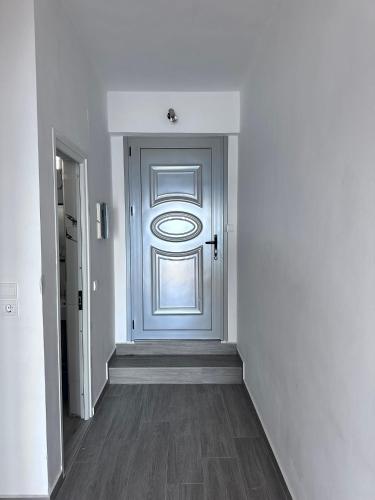 a hallway with a blue door in a building at Sevilia Rooms in Qeparo