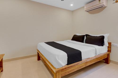 Giường trong phòng chung tại Hotel O M S Boarding and Lodging