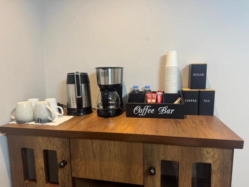 Příslušenství pro přípravu čaje a kávy v ubytování غرفة وصالة بدخول ذاتي - النزهة