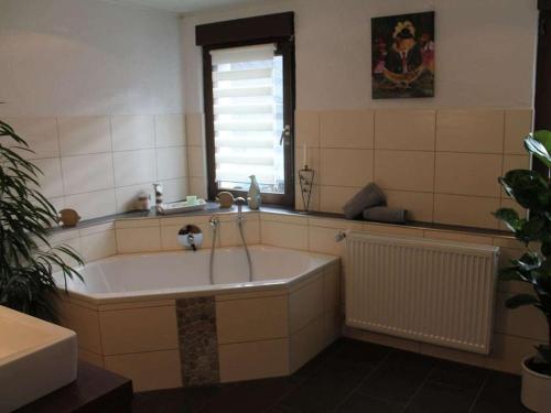 Ένα μπάνιο στο Holiday apartment in Polch with parking